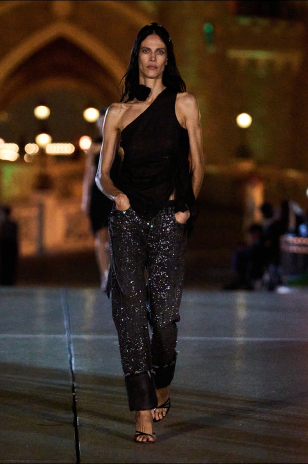 مجموعة Coperni لربيع وصيف 2025... احتفال بالشباب والحنين والخيال في تعاون سحري مع ديزني لاند باريس