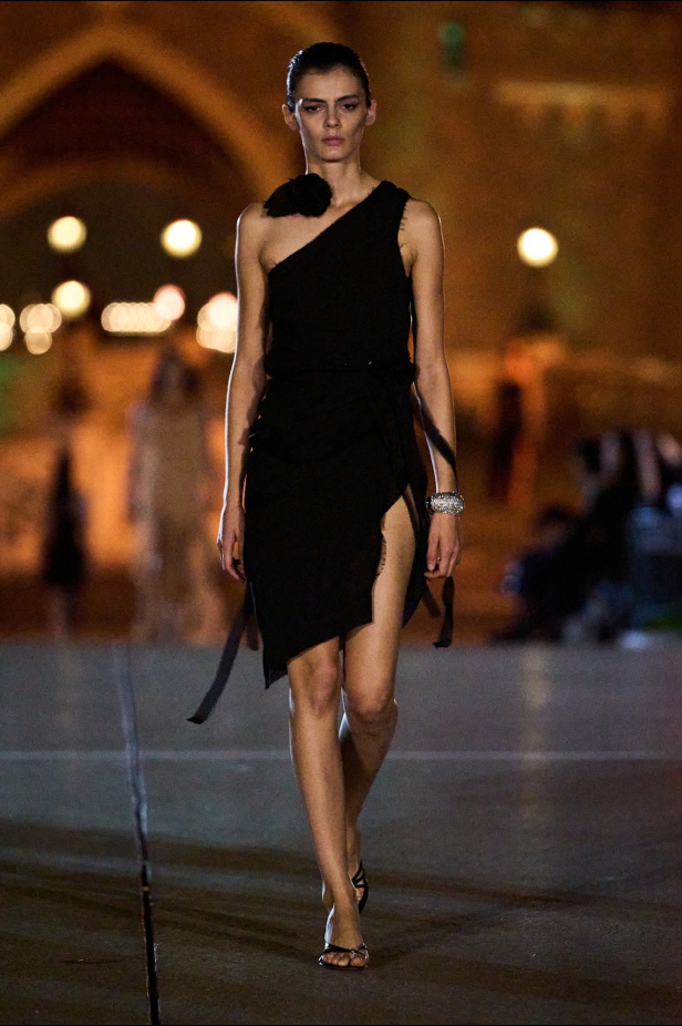 مجموعة Coperni لربيع وصيف 2025... احتفال بالشباب والحنين والخيال في تعاون سحري مع ديزني لاند باريس