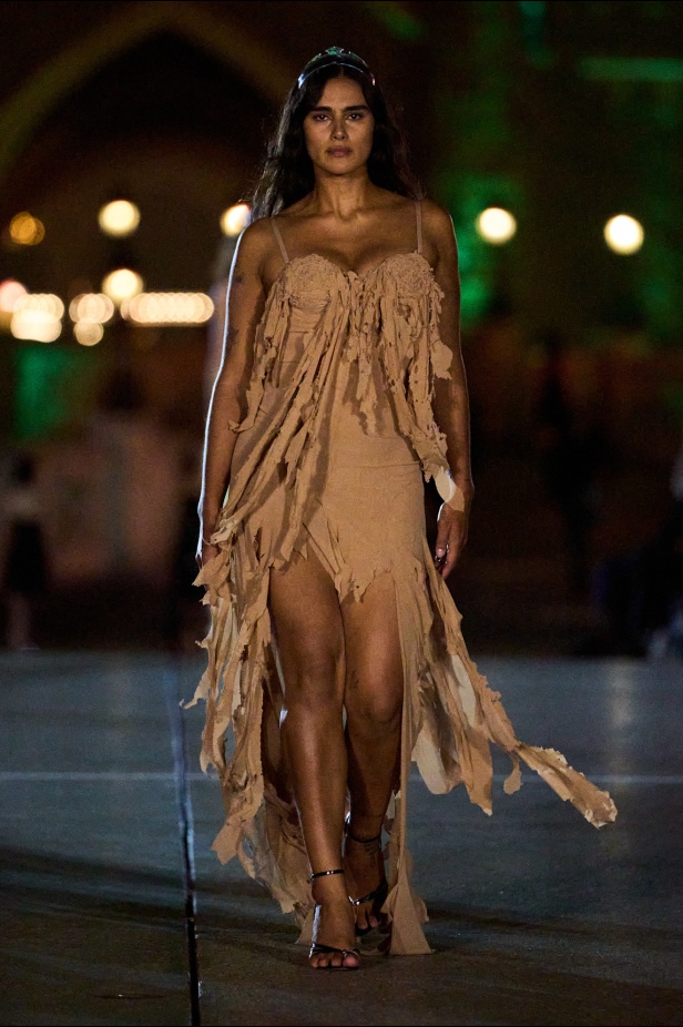 مجموعة Coperni لربيع وصيف 2025... احتفال بالشباب والحنين والخيال في تعاون سحري مع ديزني لاند باريس