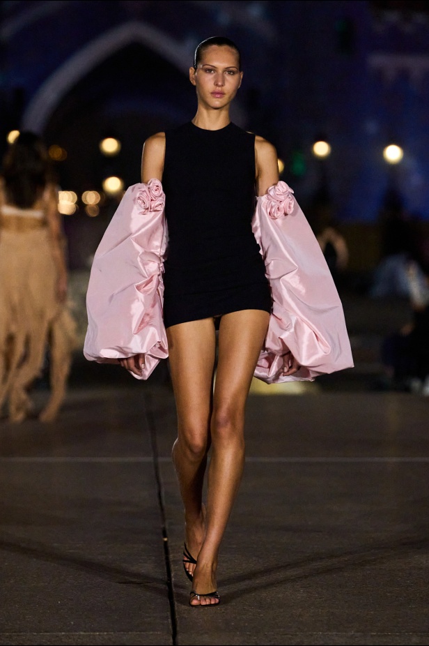 مجموعة Coperni لربيع وصيف 2025... احتفال بالشباب والحنين والخيال في تعاون سحري مع ديزني لاند باريس