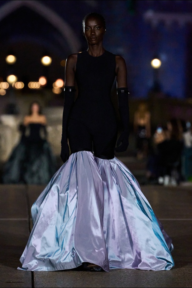 مجموعة Coperni لربيع وصيف 2025... احتفال بالشباب والحنين والخيال في تعاون سحري مع ديزني لاند باريس