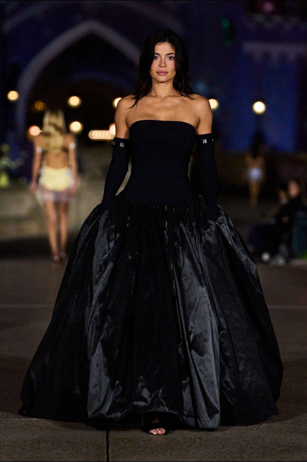 مجموعة Coperni لربيع وصيف 2025... احتفال بالشباب والحنين والخيال في تعاون سحري مع ديزني لاند باريس