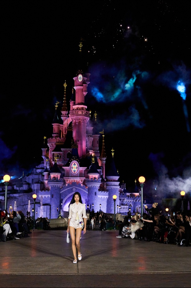 مجموعة Coperni لربيع وصيف 2025... احتفال بالشباب والحنين والخيال في تعاون سحري مع ديزني لاند باريس