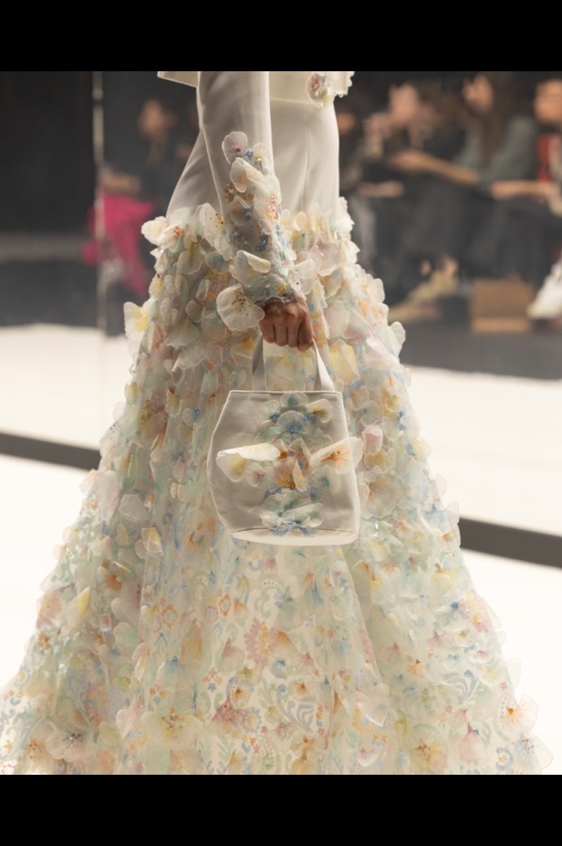 مجموعة Dar AlHanouf للأزياء الراقية 2025 هي إهداء شاعري وقصيدة تتغنى سطورها بروعة البحر الأحمر 