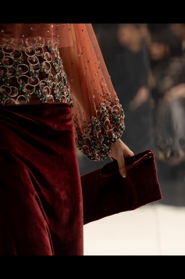 مجموعة Dar AlHanouf للأزياء الراقية 2025 هي إهداء شاعري وقصيدة تتغنى سطورها بروعة البحر الأحمر 