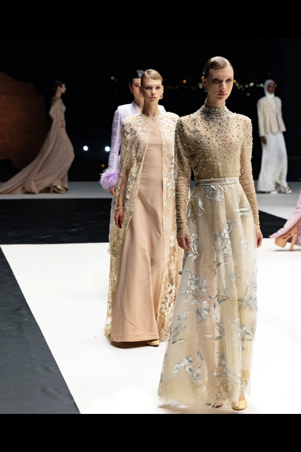 مجموعة Dar AlHanouf للأزياء الراقية 2025 هي إهداء شاعري وقصيدة تتغنى سطورها بروعة البحر الأحمر 