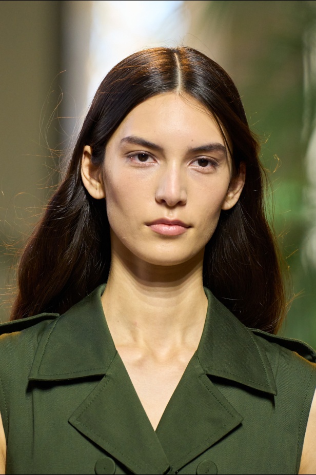 مجموعة ايلي صعب لربيع وصيف 2025