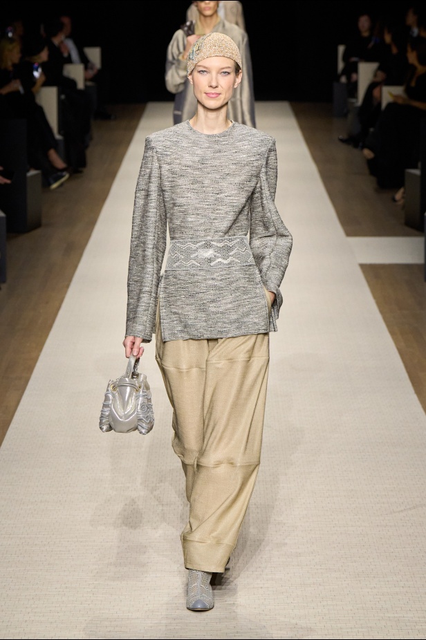 في أول عرض أزياء له في نيويورك منذ عام 2013... مجموعة Giorgio Armani لربيع 2025 ترسي الخيال والحرفية الراقية