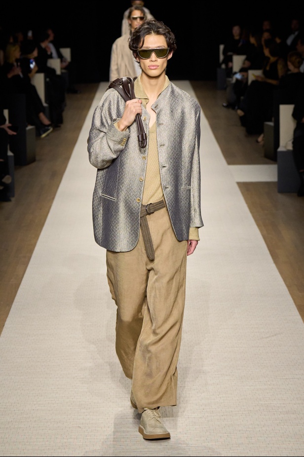 في أول عرض أزياء له في نيويورك منذ عام 2013... مجموعة Giorgio Armani لربيع 2025 ترسي الخيال والحرفية الراقية