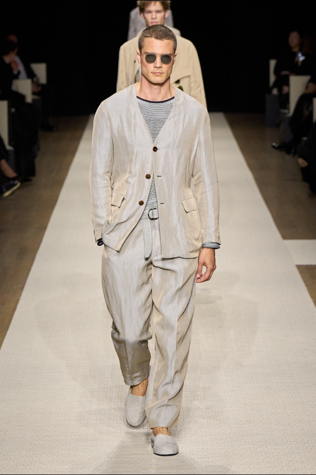 في أول عرض أزياء له في نيويورك منذ عام 2013... مجموعة Giorgio Armani لربيع 2025 ترسي الخيال والحرفية الراقية