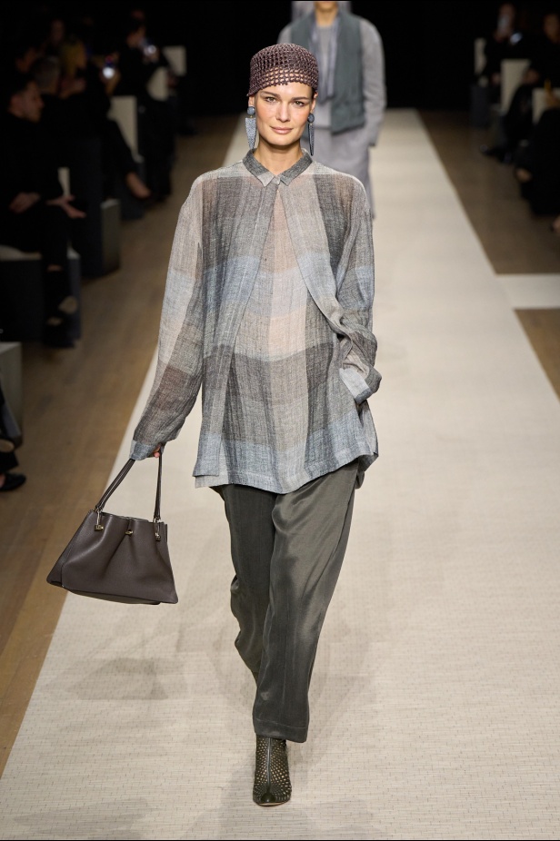 في أول عرض أزياء له في نيويورك منذ عام 2013... مجموعة Giorgio Armani لربيع 2025 ترسي الخيال والحرفية الراقية