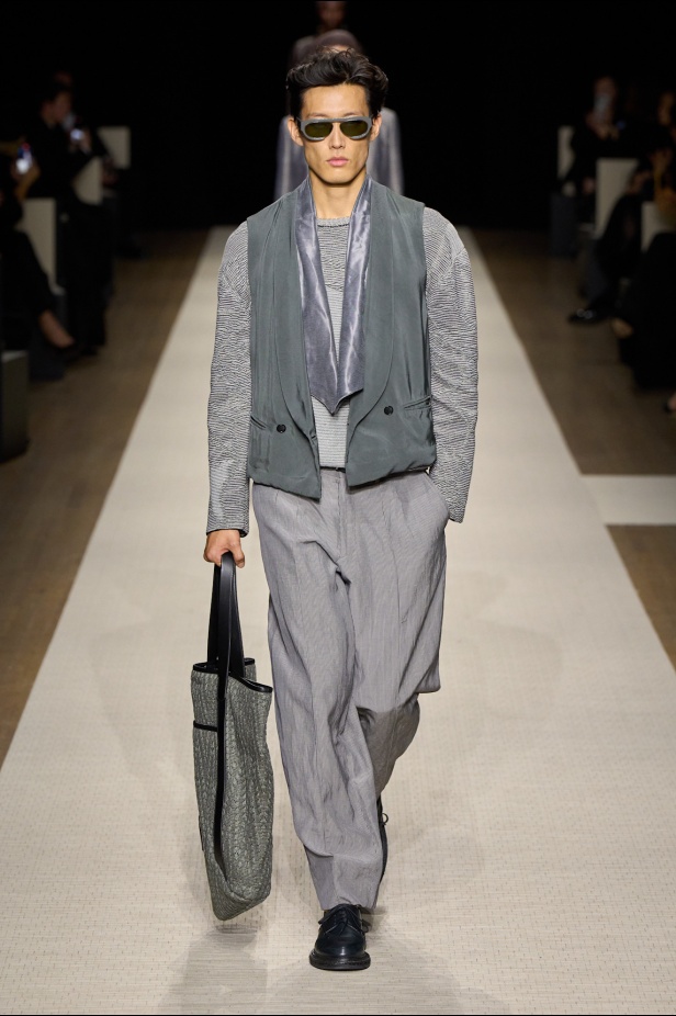 في أول عرض أزياء له في نيويورك منذ عام 2013... مجموعة Giorgio Armani لربيع 2025 ترسي الخيال والحرفية الراقية