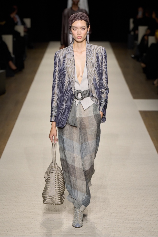في أول عرض أزياء له في نيويورك منذ عام 2013... مجموعة Giorgio Armani لربيع 2025 ترسي الخيال والحرفية الراقية