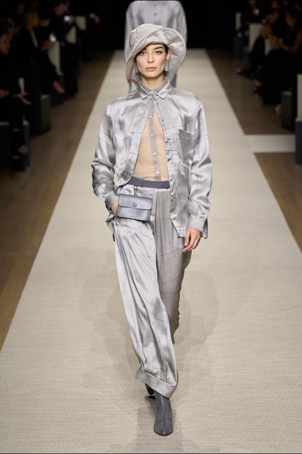 في أول عرض أزياء له في نيويورك منذ عام 2013... مجموعة Giorgio Armani لربيع 2025 ترسي الخيال والحرفية الراقية