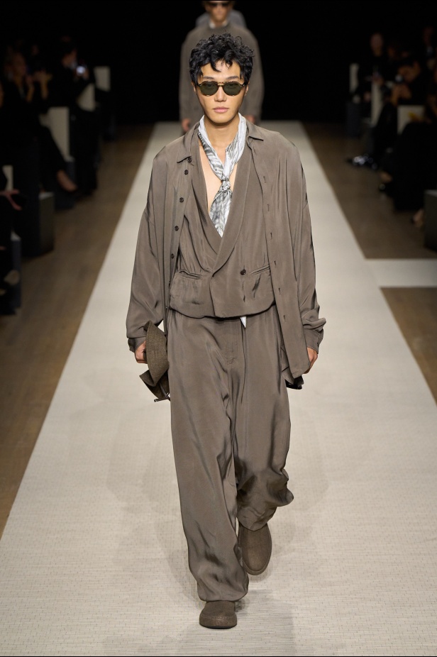 في أول عرض أزياء له في نيويورك منذ عام 2013... مجموعة Giorgio Armani لربيع 2025 ترسي الخيال والحرفية الراقية