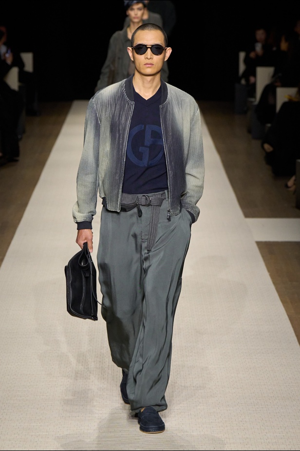 في أول عرض أزياء له في نيويورك منذ عام 2013... مجموعة Giorgio Armani لربيع 2025 ترسي الخيال والحرفية الراقية