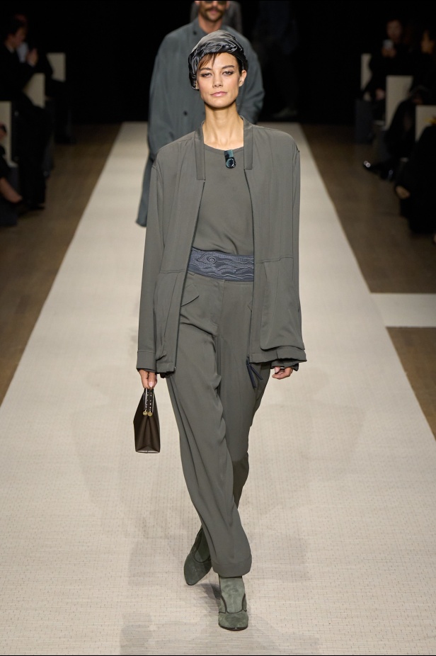 في أول عرض أزياء له في نيويورك منذ عام 2013... مجموعة Giorgio Armani لربيع 2025 ترسي الخيال والحرفية الراقية