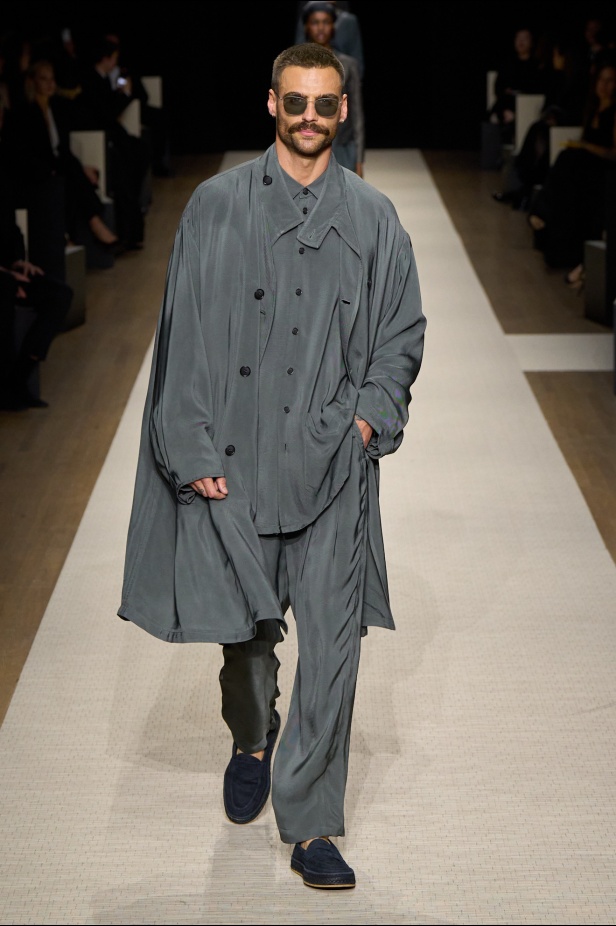في أول عرض أزياء له في نيويورك منذ عام 2013... مجموعة Giorgio Armani لربيع 2025 ترسي الخيال والحرفية الراقية
