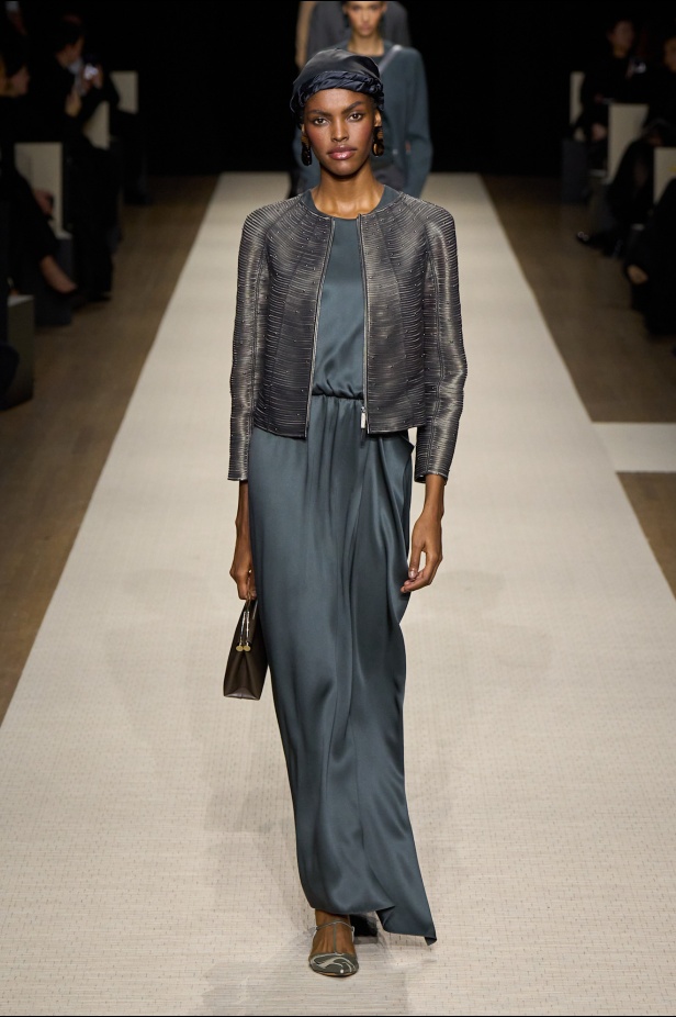 في أول عرض أزياء له في نيويورك منذ عام 2013... مجموعة Giorgio Armani لربيع 2025 ترسي الخيال والحرفية الراقية