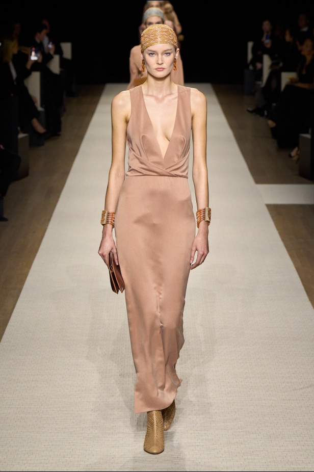 في أول عرض أزياء له في نيويورك منذ عام 2013... مجموعة Giorgio Armani لربيع 2025 ترسي الخيال والحرفية الراقية