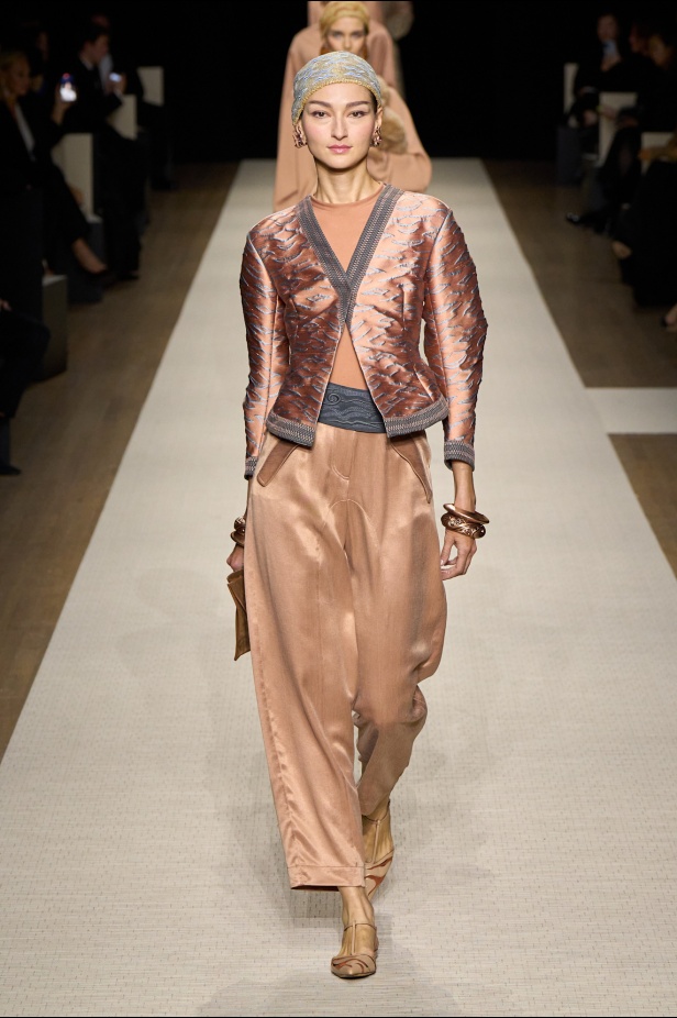 في أول عرض أزياء له في نيويورك منذ عام 2013... مجموعة Giorgio Armani لربيع 2025 ترسي الخيال والحرفية الراقية