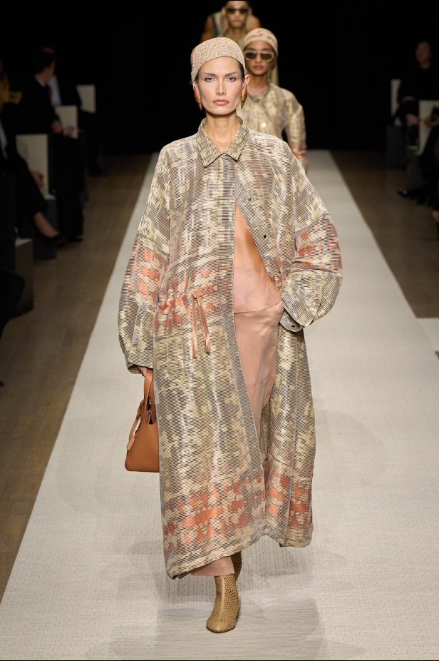 في أول عرض أزياء له في نيويورك منذ عام 2013... مجموعة Giorgio Armani لربيع 2025 ترسي الخيال والحرفية الراقية