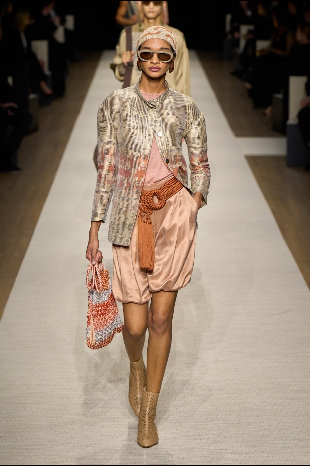 في أول عرض أزياء له في نيويورك منذ عام 2013... مجموعة Giorgio Armani لربيع 2025 ترسي الخيال والحرفية الراقية