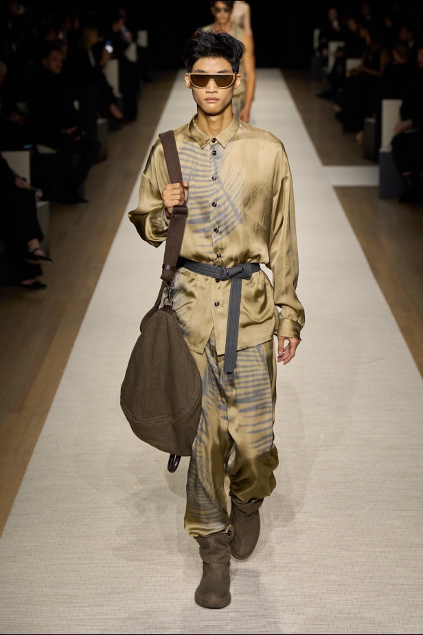في أول عرض أزياء له في نيويورك منذ عام 2013... مجموعة Giorgio Armani لربيع 2025 ترسي الخيال والحرفية الراقية