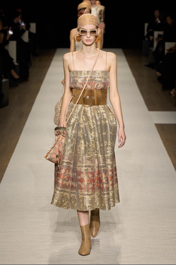 في أول عرض أزياء له في نيويورك منذ عام 2013... مجموعة Giorgio Armani لربيع 2025 ترسي الخيال والحرفية الراقية