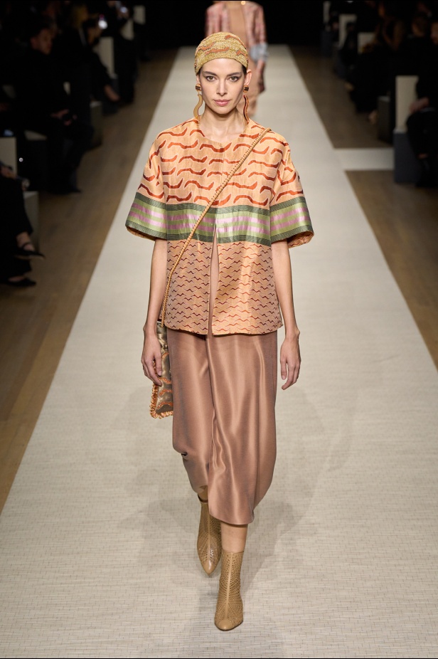 في أول عرض أزياء له في نيويورك منذ عام 2013... مجموعة Giorgio Armani لربيع 2025 ترسي الخيال والحرفية الراقية