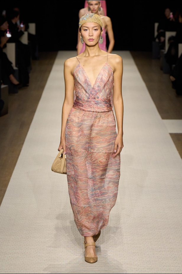 في أول عرض أزياء له في نيويورك منذ عام 2013... مجموعة Giorgio Armani لربيع 2025 ترسي الخيال والحرفية الراقية