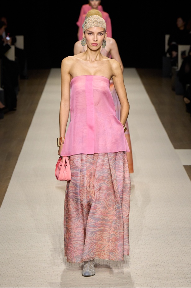 في أول عرض أزياء له في نيويورك منذ عام 2013... مجموعة Giorgio Armani لربيع 2025 ترسي الخيال والحرفية الراقية