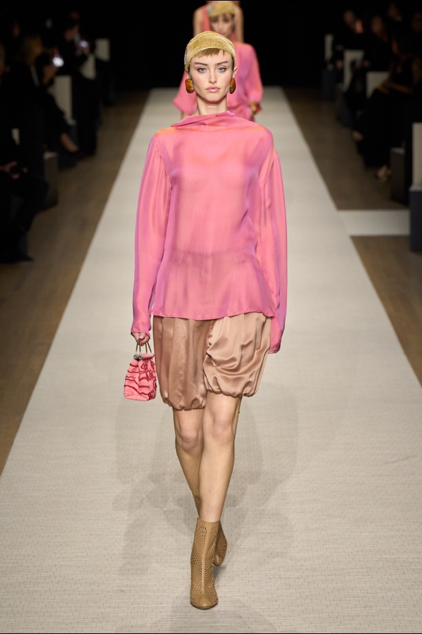 في أول عرض أزياء له في نيويورك منذ عام 2013... مجموعة Giorgio Armani لربيع 2025 ترسي الخيال والحرفية الراقية