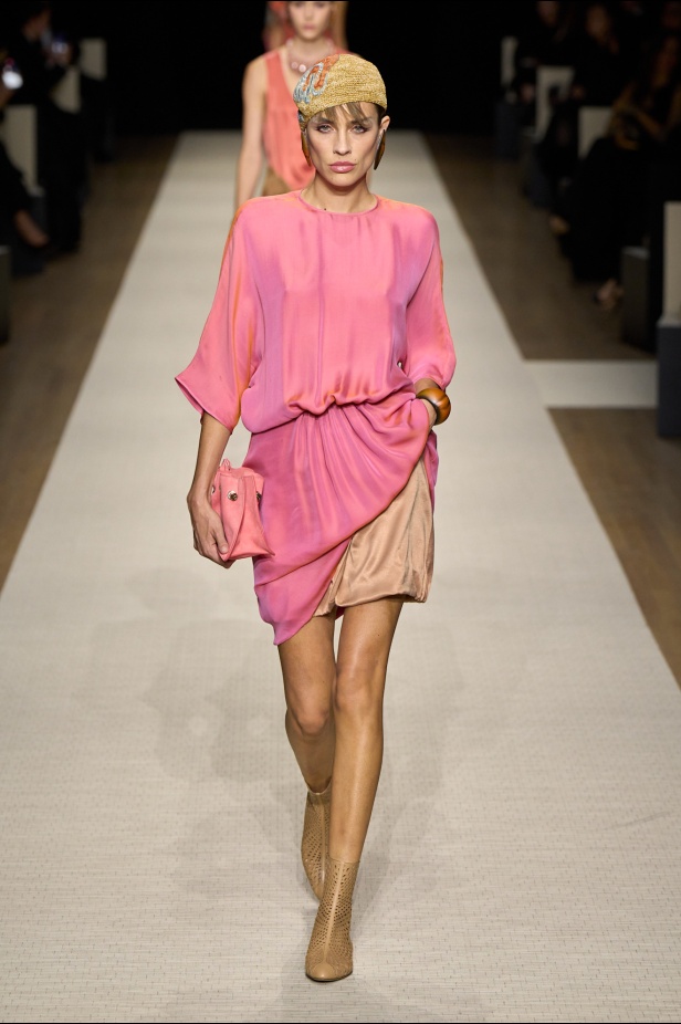 في أول عرض أزياء له في نيويورك منذ عام 2013... مجموعة Giorgio Armani لربيع 2025 ترسي الخيال والحرفية الراقية