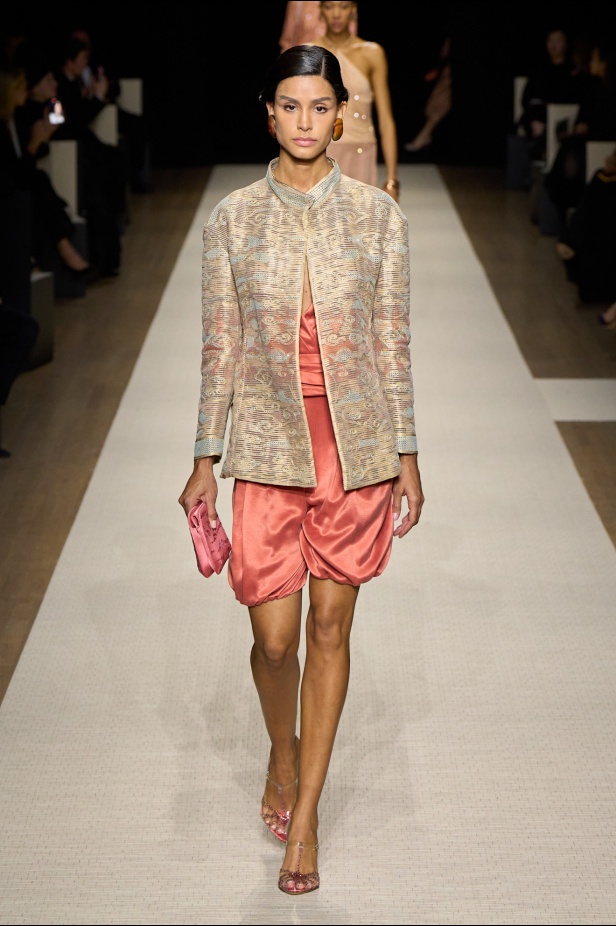 في أول عرض أزياء له في نيويورك منذ عام 2013... مجموعة Giorgio Armani لربيع 2025 ترسي الخيال والحرفية الراقية