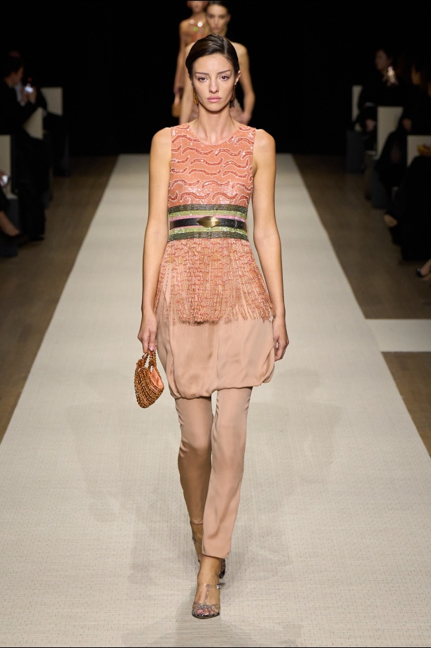 في أول عرض أزياء له في نيويورك منذ عام 2013... مجموعة Giorgio Armani لربيع 2025 ترسي الخيال والحرفية الراقية