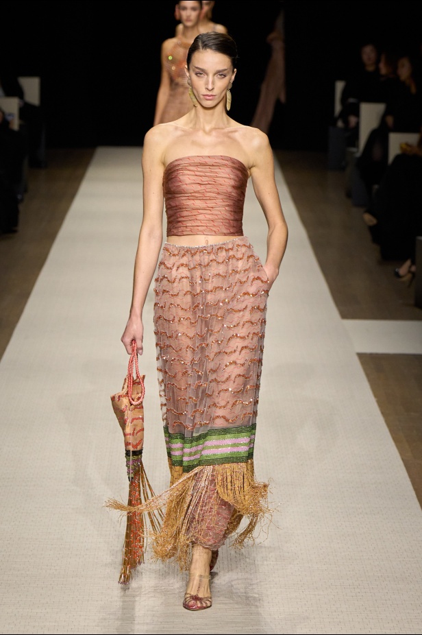 في أول عرض أزياء له في نيويورك منذ عام 2013... مجموعة Giorgio Armani لربيع 2025 ترسي الخيال والحرفية الراقية