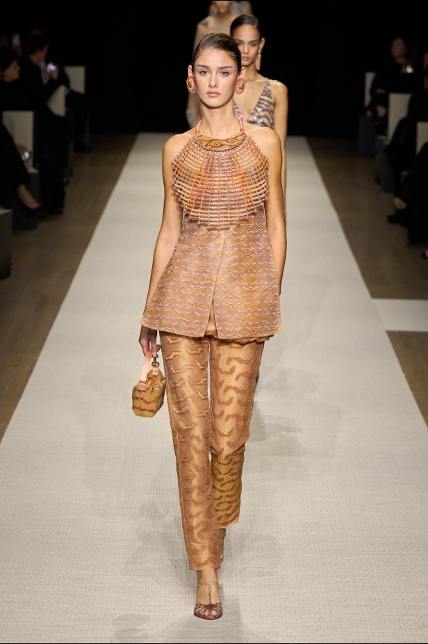 في أول عرض أزياء له في نيويورك منذ عام 2013... مجموعة Giorgio Armani لربيع 2025 ترسي الخيال والحرفية الراقية