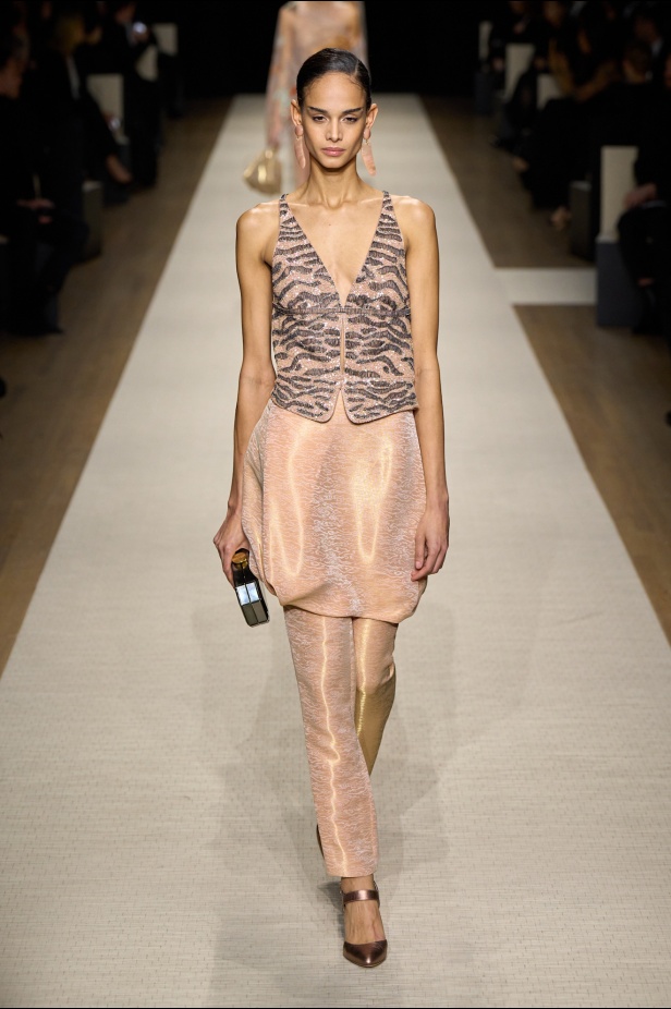 في أول عرض أزياء له في نيويورك منذ عام 2013... مجموعة Giorgio Armani لربيع 2025 ترسي الخيال والحرفية الراقية