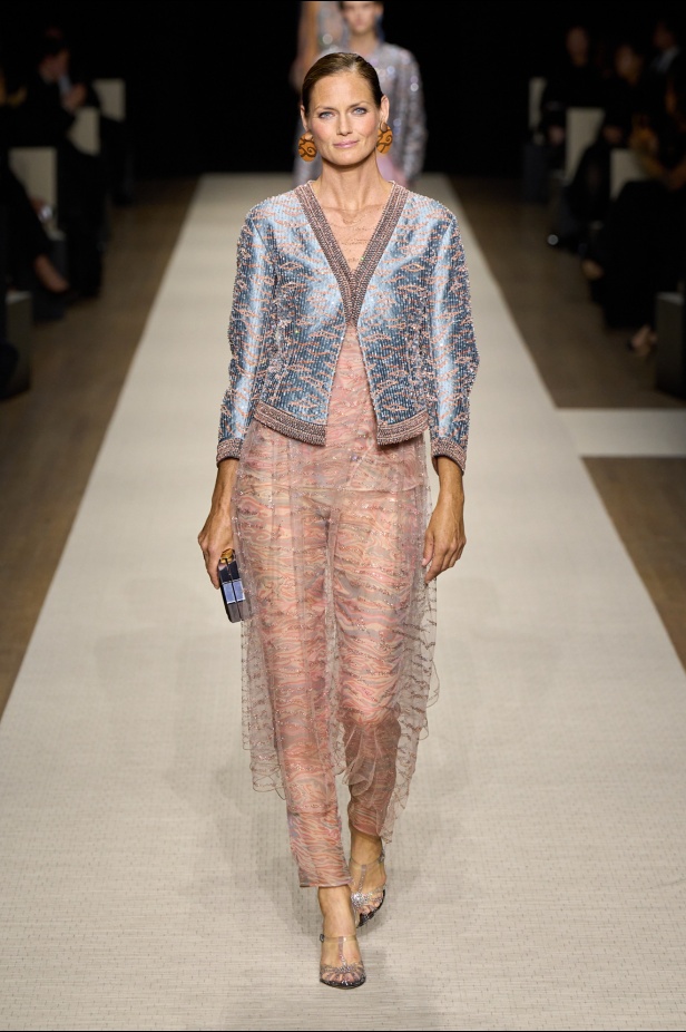 في أول عرض أزياء له في نيويورك منذ عام 2013... مجموعة Giorgio Armani لربيع 2025 ترسي الخيال والحرفية الراقية