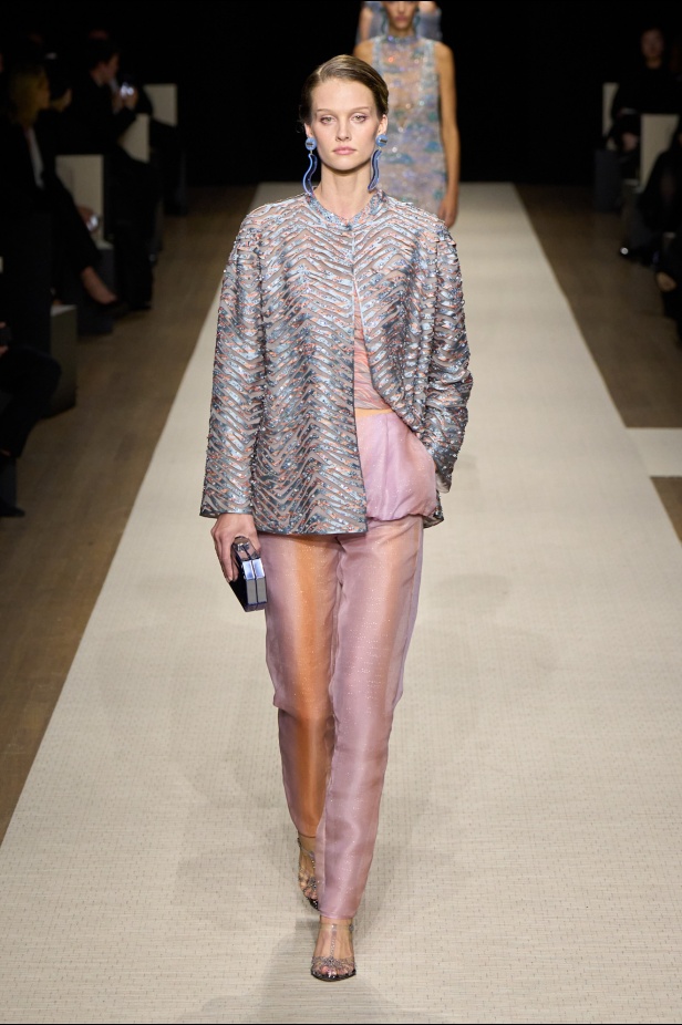 في أول عرض أزياء له في نيويورك منذ عام 2013... مجموعة Giorgio Armani لربيع 2025 ترسي الخيال والحرفية الراقية