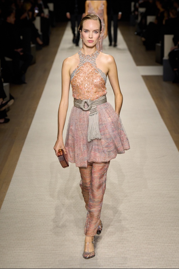 في أول عرض أزياء له في نيويورك منذ عام 2013... مجموعة Giorgio Armani لربيع 2025 ترسي الخيال والحرفية الراقية