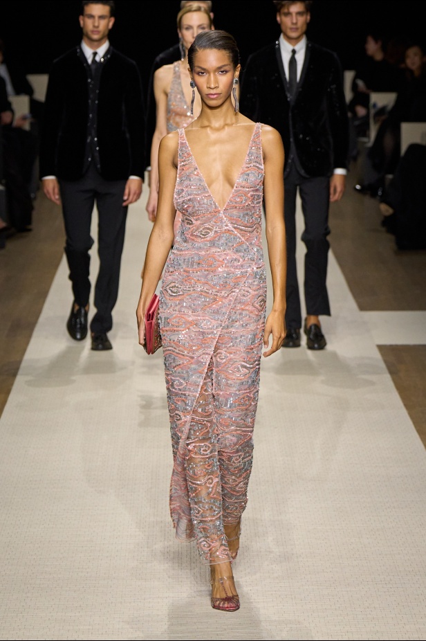 في أول عرض أزياء له في نيويورك منذ عام 2013... مجموعة Giorgio Armani لربيع 2025 ترسي الخيال والحرفية الراقية