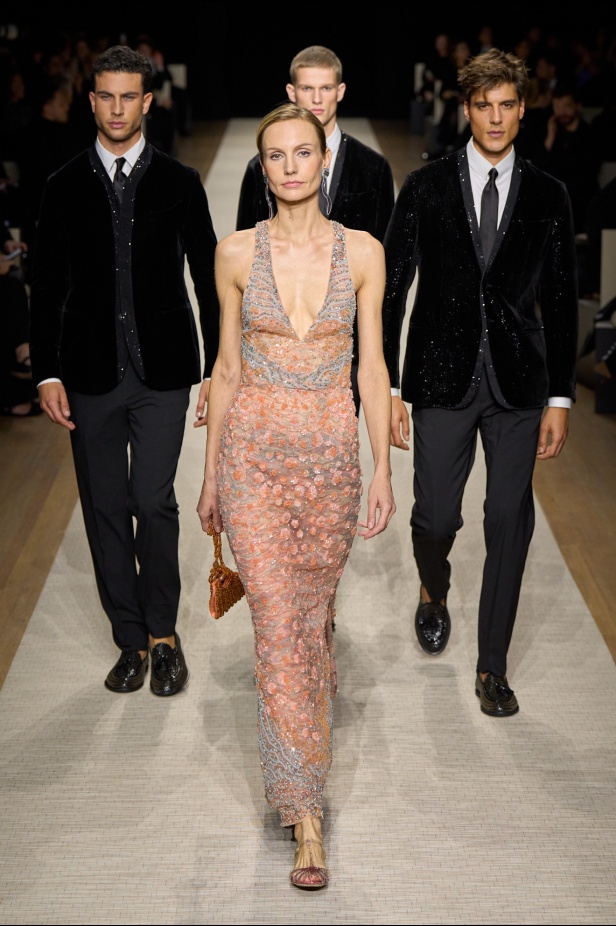 في أول عرض أزياء له في نيويورك منذ عام 2013... مجموعة Giorgio Armani لربيع 2025 ترسي الخيال والحرفية الراقية