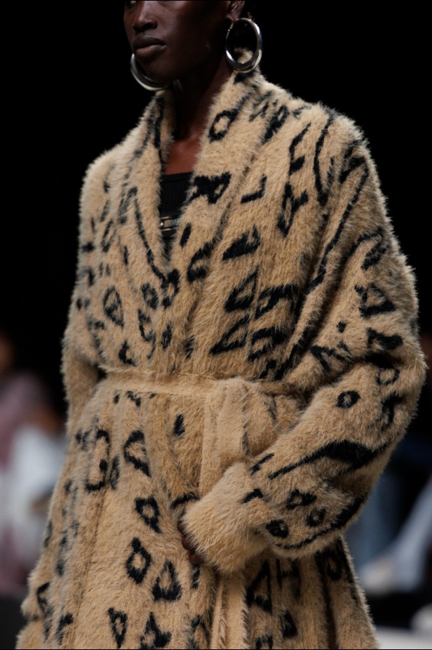 مجموعة "النقوش الصخرية" لعلامة Hindamme تدمج التراث السعودي في إطار عصري