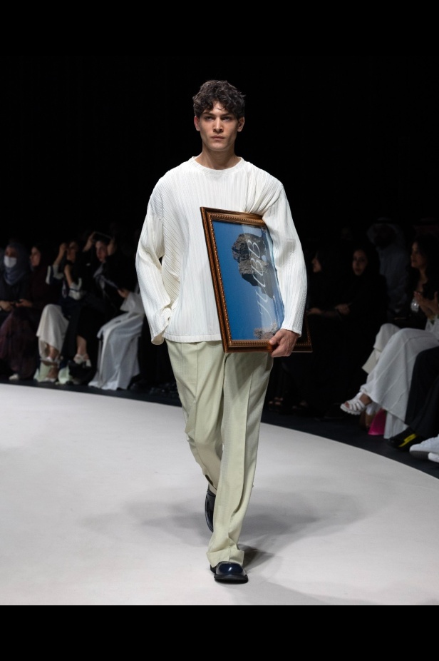 سحر جزيرة كابري الإيطالية... مجموعة علامة JUBB من المصمم يوسف بن عافش في أسبوع الأزياء في الرياض