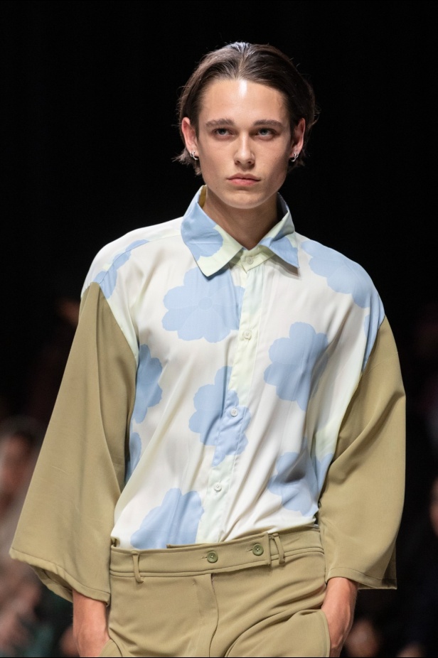 الرقي الخالد واللمسات العصرية.. مجموعة المصمم سعود العجاجي لعلامة MAZROOD في أسبوع الأزياء في الرياض