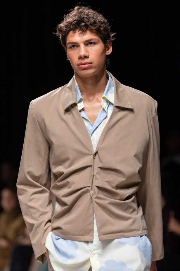 الرقي الخالد واللمسات العصرية.. مجموعة المصمم سعود العجاجي لعلامة MAZROOD في أسبوع الأزياء في الرياض