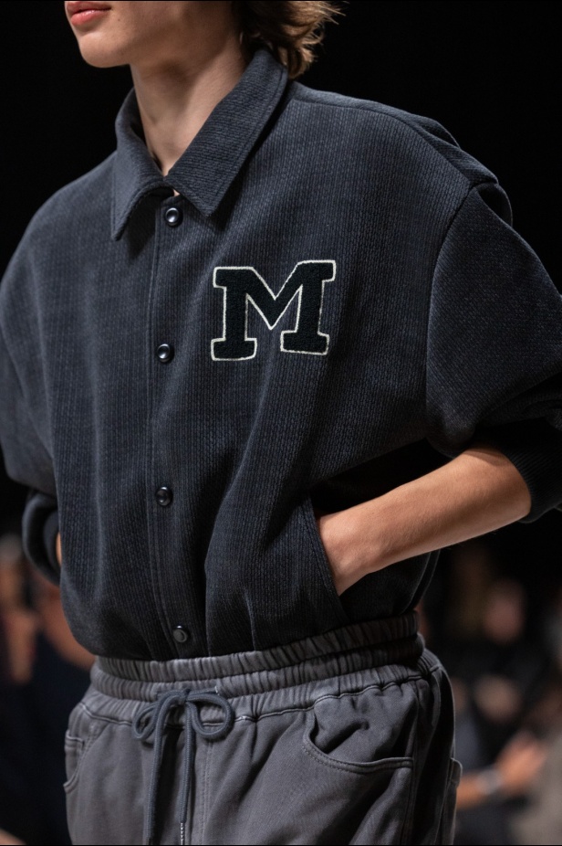 الرقي الخالد واللمسات العصرية.. مجموعة المصمم سعود العجاجي لعلامة MAZROOD في أسبوع الأزياء في الرياض