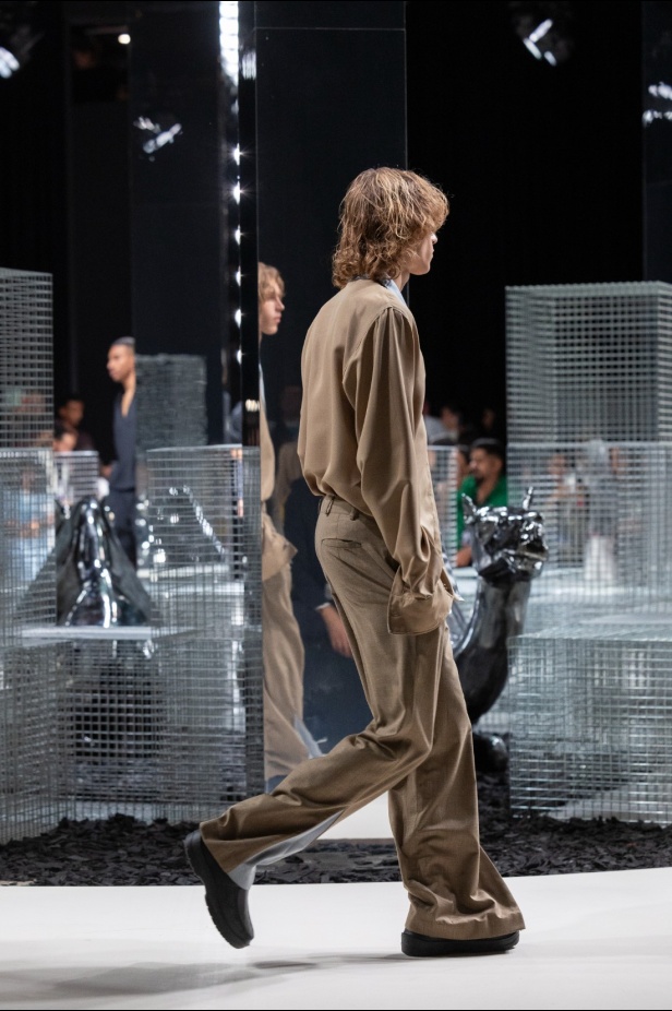 الرقي الخالد واللمسات العصرية.. مجموعة المصمم سعود العجاجي لعلامة MAZROOD في أسبوع الأزياء في الرياض